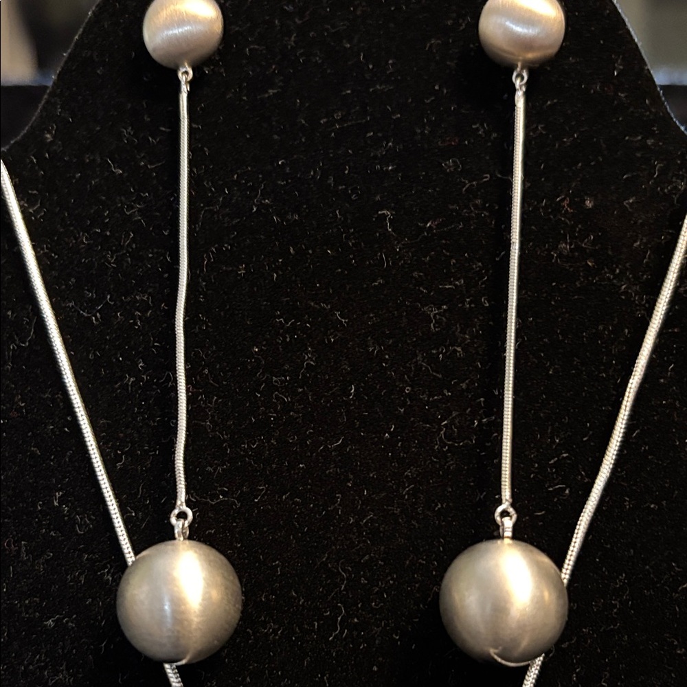 Elegant Silver Necklace and Earring Set - Picture 2 of 2